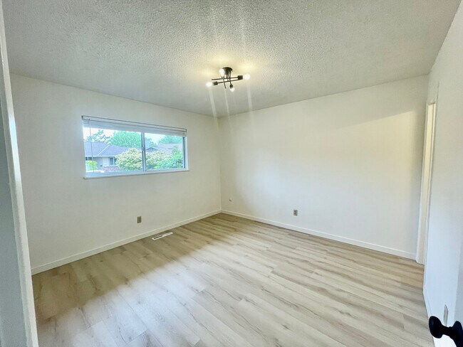 Building Photo - 2530 Tamarisk Dr