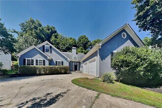 Building Photo - 5025 Oak Hollow Dr NW