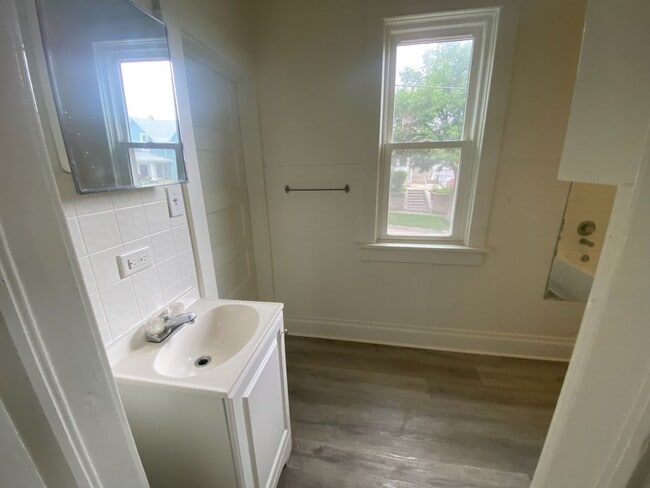 Building Photo - LEASE TO OWN $1,300 MO