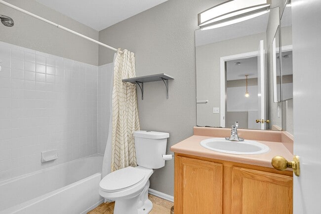 Building Photo - 5 bedroom, 3 1/2 bath home with attached 2 car garage