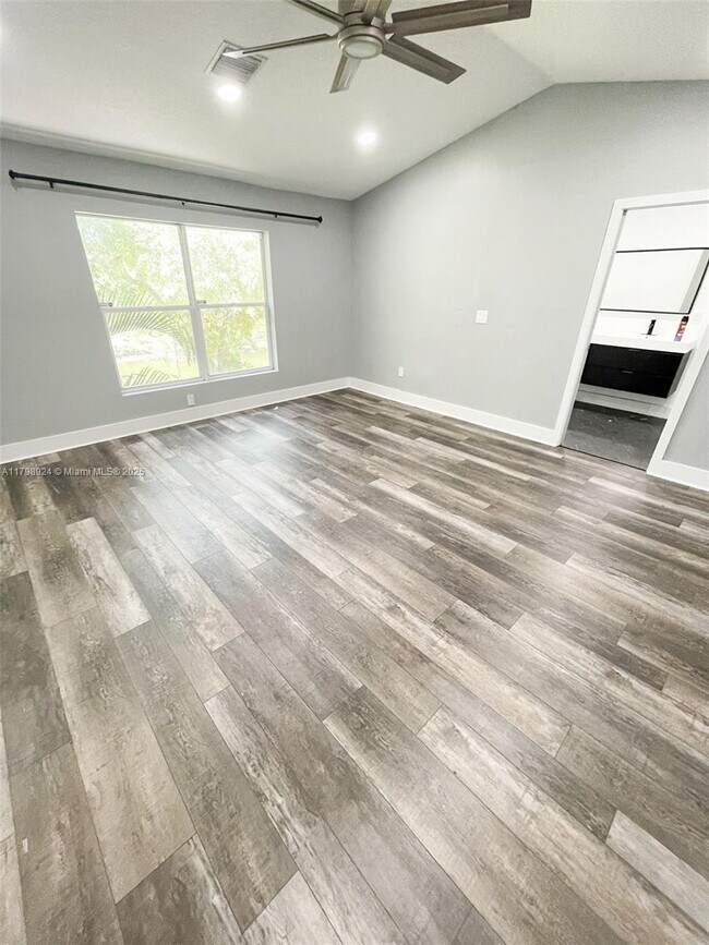 Building Photo - 285 River Bluff Ln