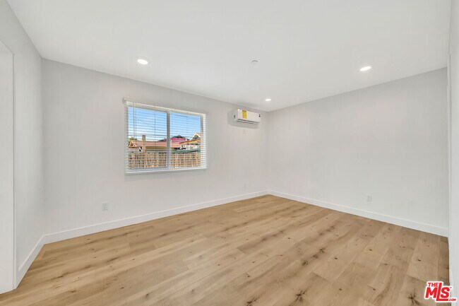 Building Photo - 1584 W 37th St