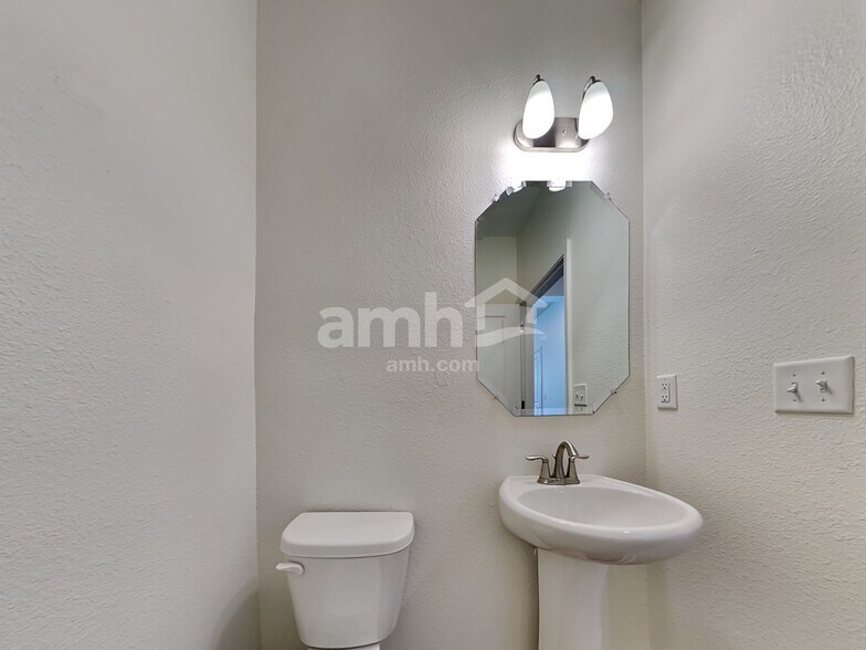 Building Photo - 450 Sandstone Dr