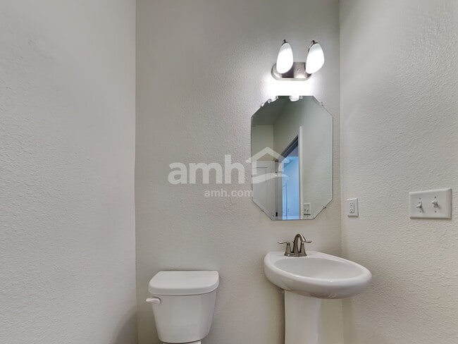 Building Photo - 450 Sandstone Dr