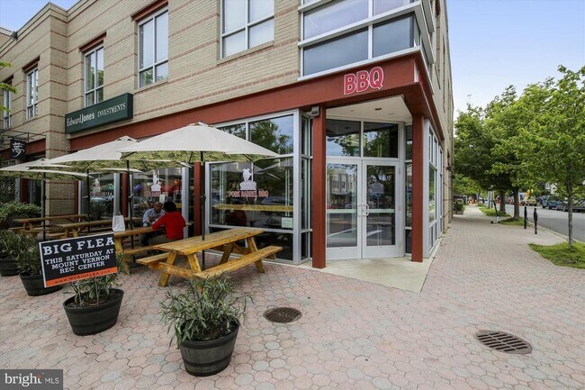 Building Photo - 537 E Duncan Ave