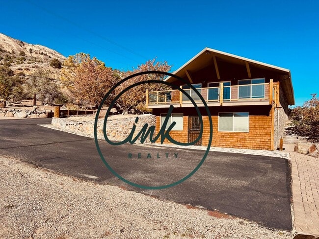 Building Photo - Charming Cabin-Style Home with Stunning To...