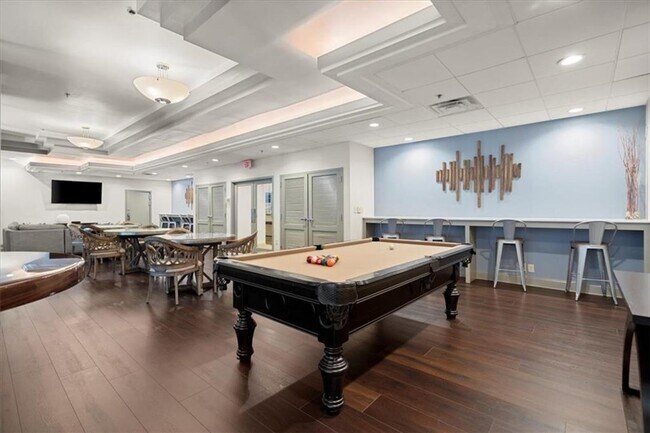 Building Photo - Renovated Condo with Skyline Views