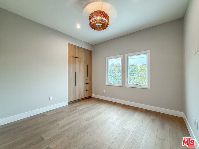 Building Photo - 150 N Arnaz Dr