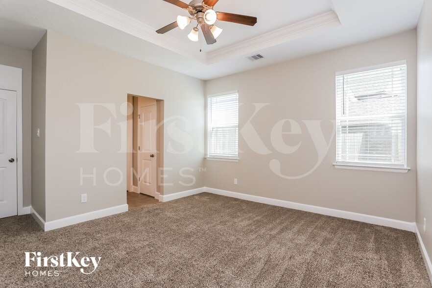 Building Photo - 9923 Oaklawn Dr