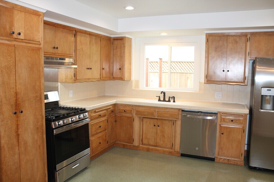 Building Photo - 530 E Grinnell Dr