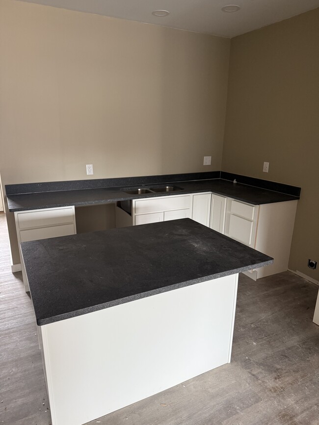 Building Photo - 6290 Davis Creek Rd