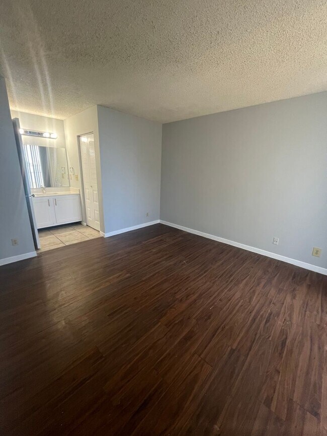 Building Photo - RENOVATED ONE BEDROOM ONE BATHROOM WITH LA...