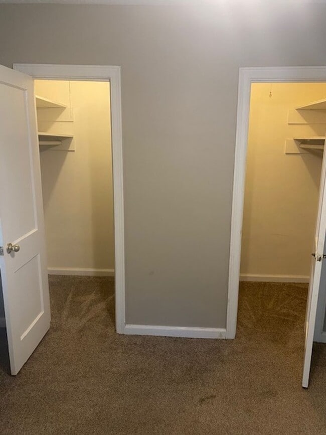 Building Photo - Quiet and Cozy Living in Columbus