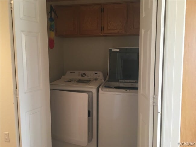 Building Photo - 2523 Country Club Dr