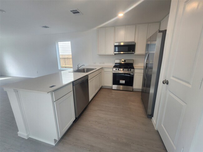 Building Photo - 906 Pertuso Ln