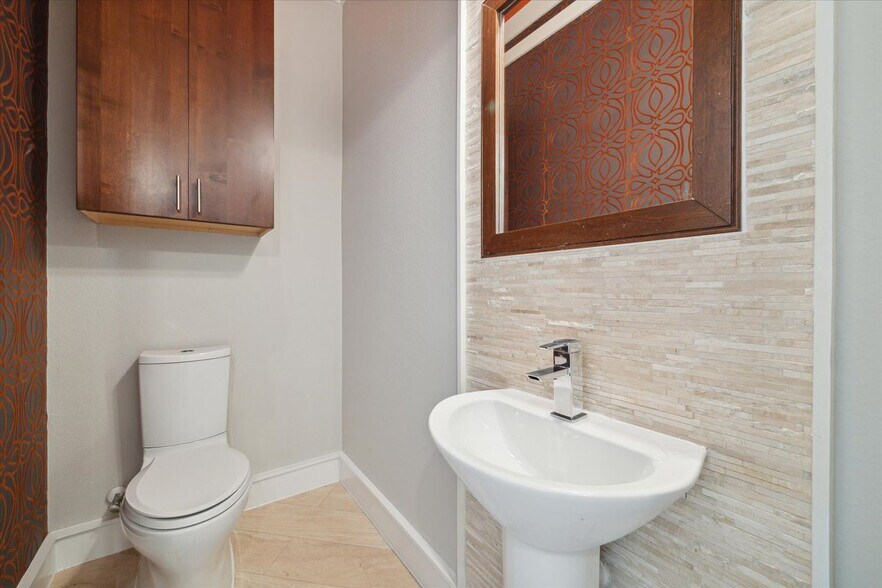 Building Photo - 6126 Clyde St