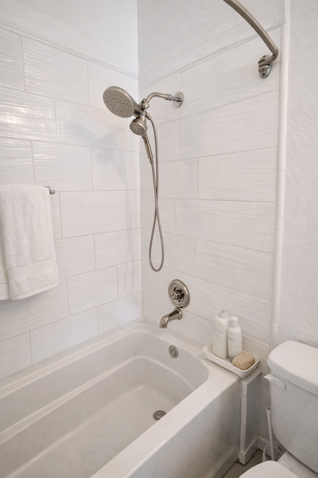 Building Photo - 640 W 4th St