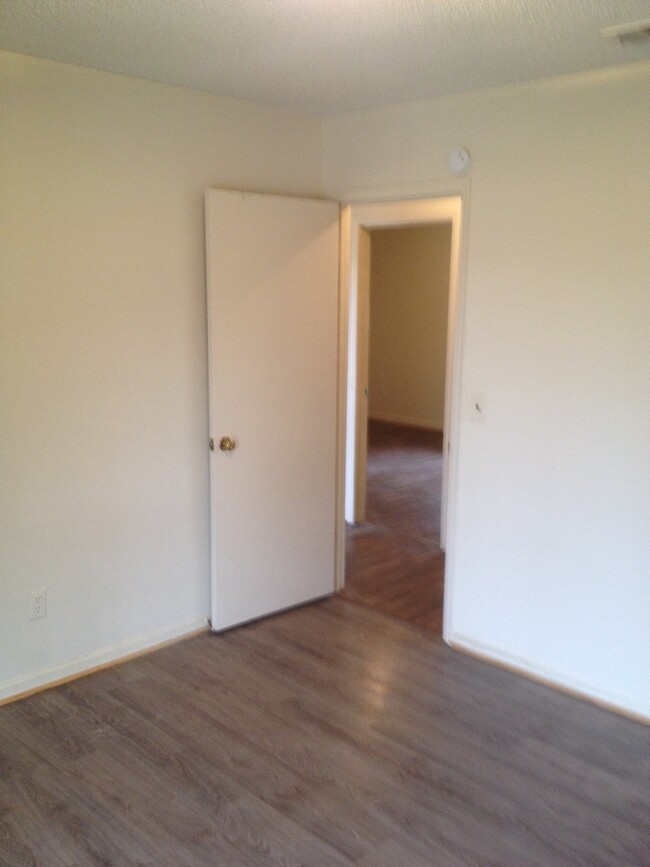 Building Photo - **AVAILABLE NOW**3 Bedroom / 2 Bathroom Ho...