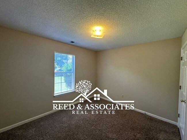 Building Photo - Charming Southeast Home Located on Corner ...