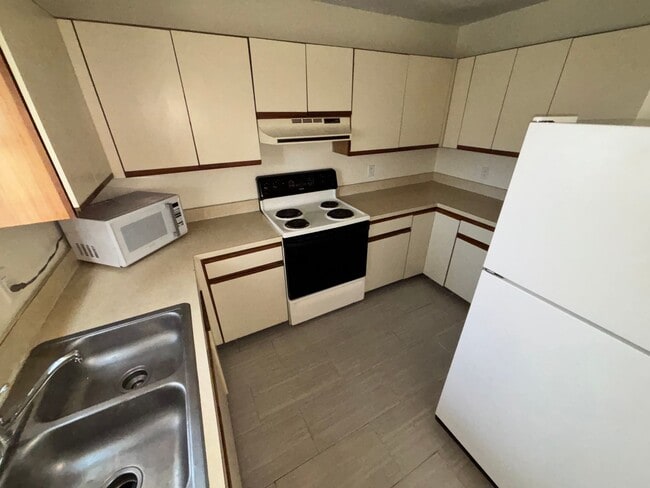 Building Photo - 2-bedroom, 2.5-bathroom townhome