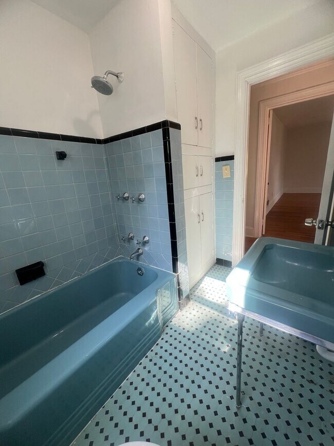 Building Photo - Spacious 4-Bedroom Brick Home with Hardwood Floors and Walk-In Closet