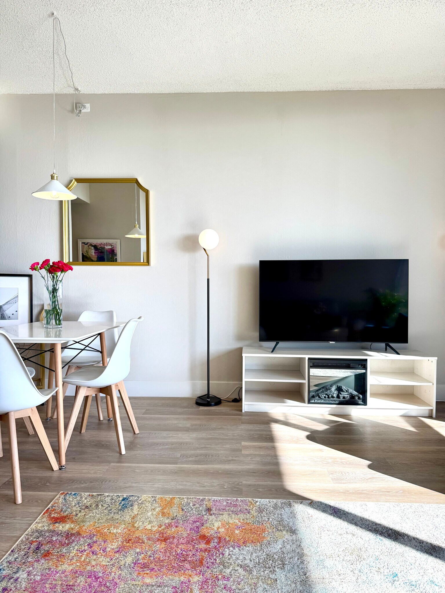 Electric fireplace - 633 Cowper St