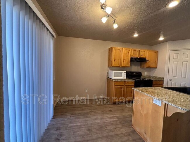 Building Photo - 3155 S Hidden Valley Dr