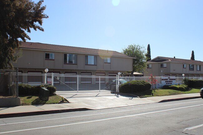 Building Photo - Broadway Townhouse Apartments