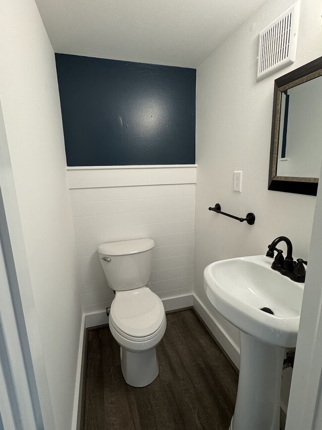 1st floor bathroom - 3914 misty view rd