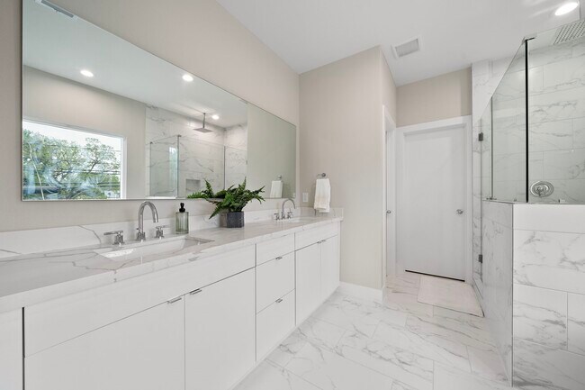 Building Photo - 8670 Easthaven Blvd