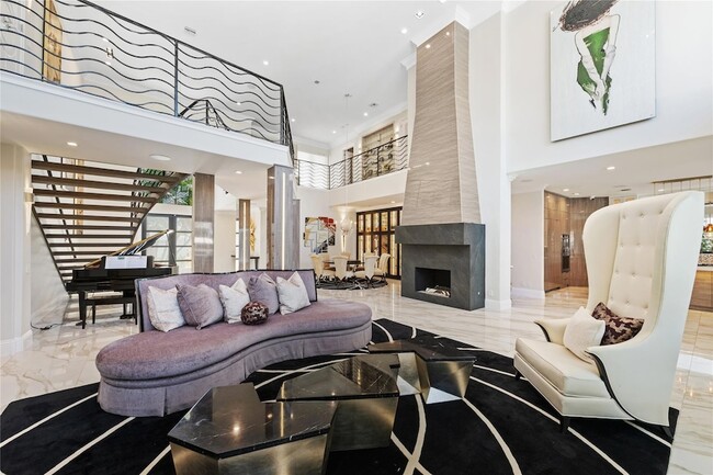 Building Photo - 2307 N Riverside Dr