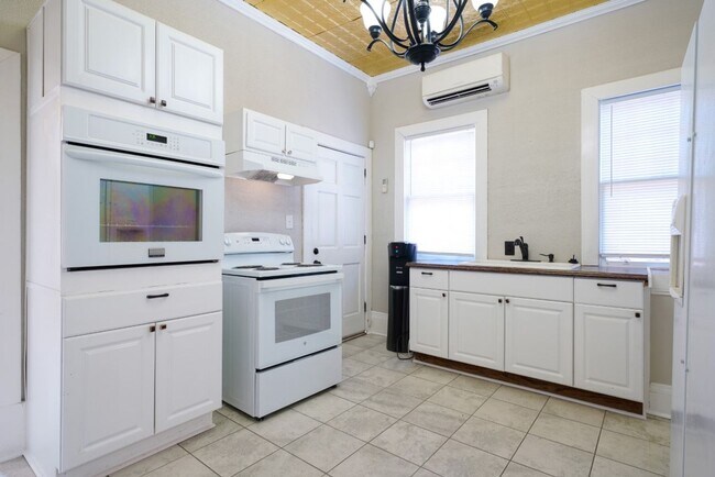 Building Photo - Beautiful 3BR in Birmingham’s Historic Highlands – Don't Miss Out!