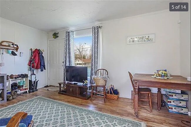 Building Photo - 2 Bed 1 Bath rare to rent!