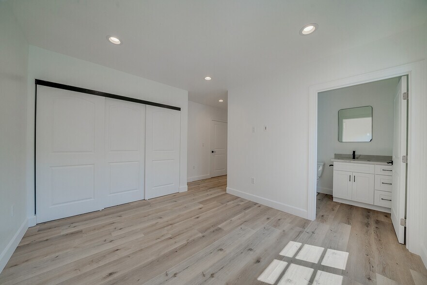 Building Photo - 1014 S Hayworth Ave