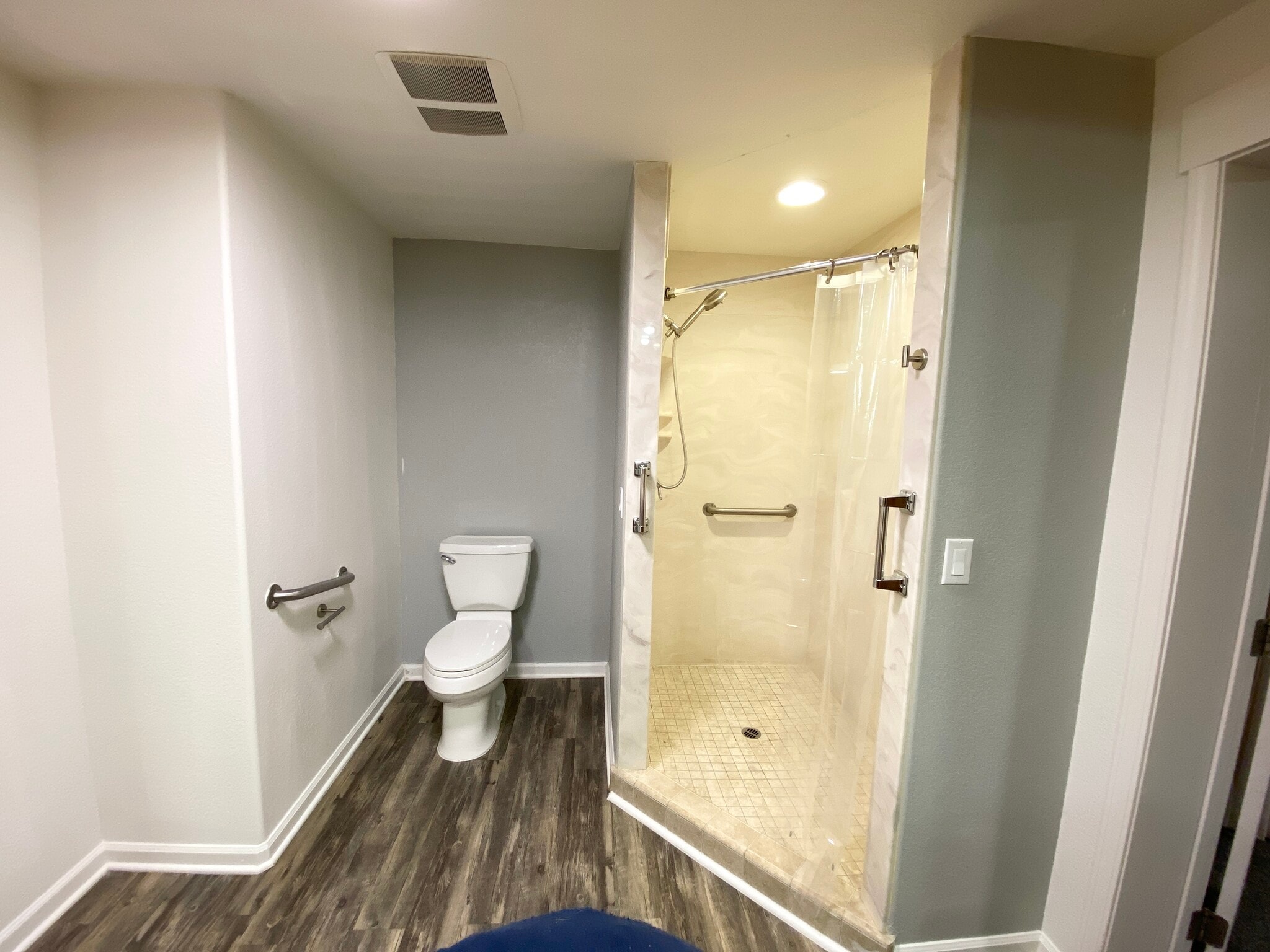 Building Photo - 2464-2 NE Ravenwood Dr