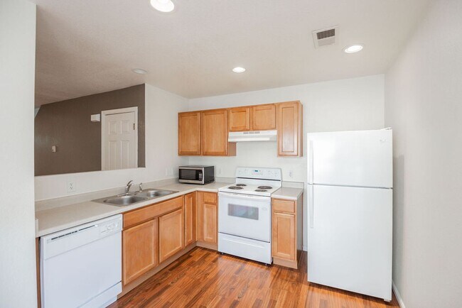 Building Photo - Students Welcome! Charming 3-Bedroom, 2-Bath Home in the Heart of Mid-Town Fort Collins