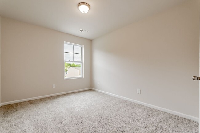 Building Photo - 5 bedroom Benjamin Floor Plan with a relax...