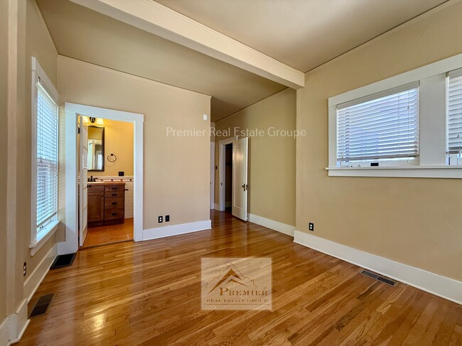 Building Photo - 429 E San Rafael St