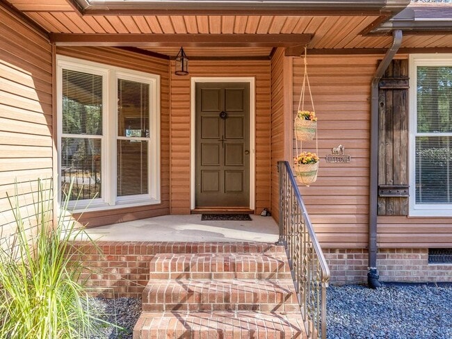 Building Photo - 753 Daphne Ln