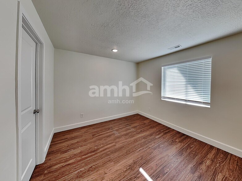 Building Photo - 1279 N Wagon Wy