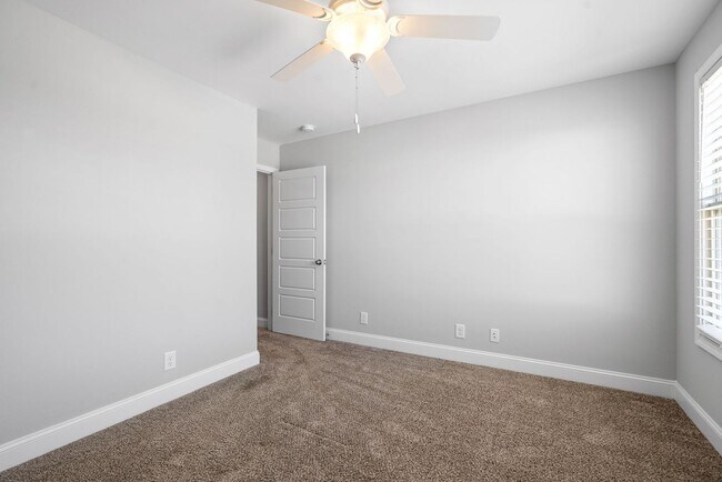 Building Photo - 4 Bedroom Home For Rent Near Post!