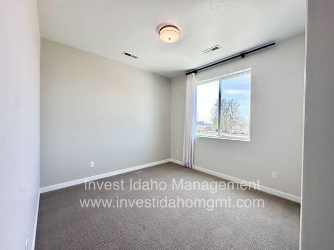 Building Photo - $500 move-in credit! Luxury Gated Townhome...