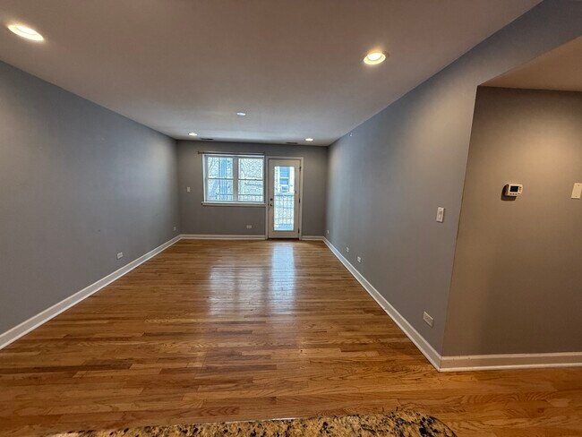 Building Photo - 6954 N Greenview Ave