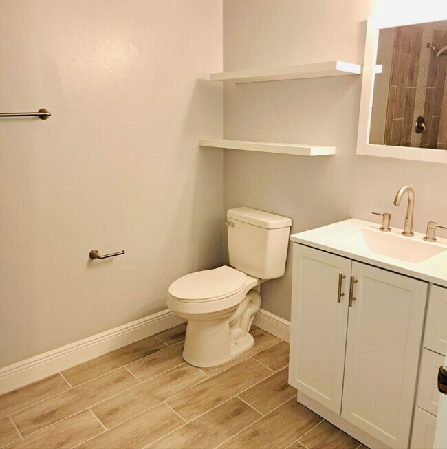 Building Photo - 1400 Crestwood Ct S