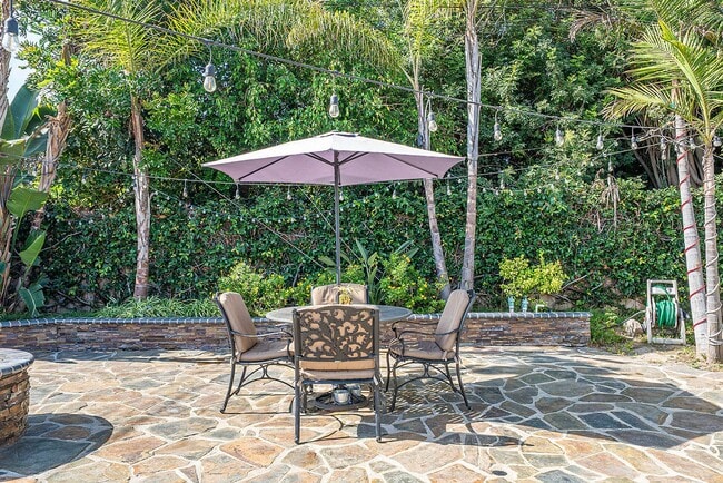 Building Photo - Fully Furnished 3 Bed 2.5 Bath Single Fami...
