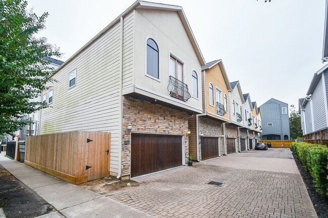 Building Photo - 1222 W 17th St