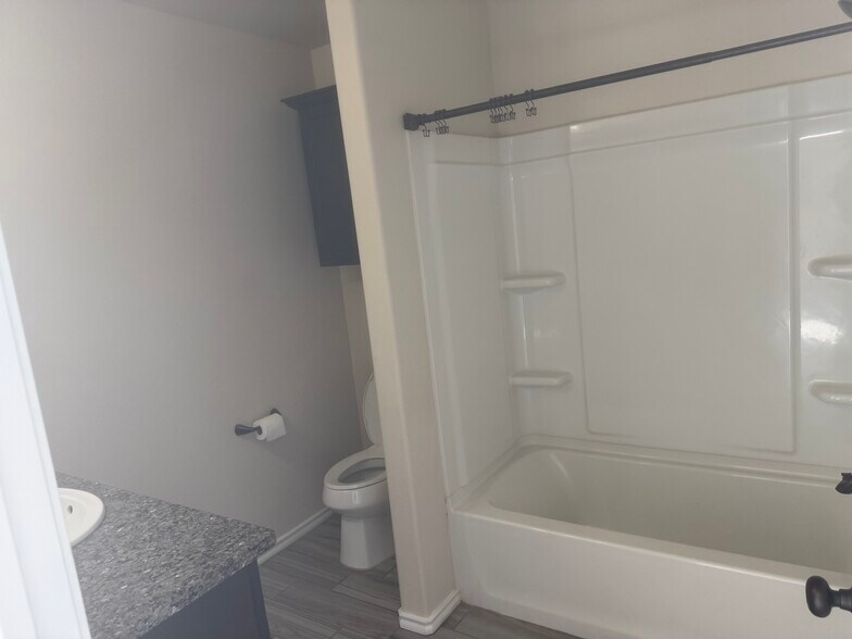 Building Photo - 13814 Avenue U