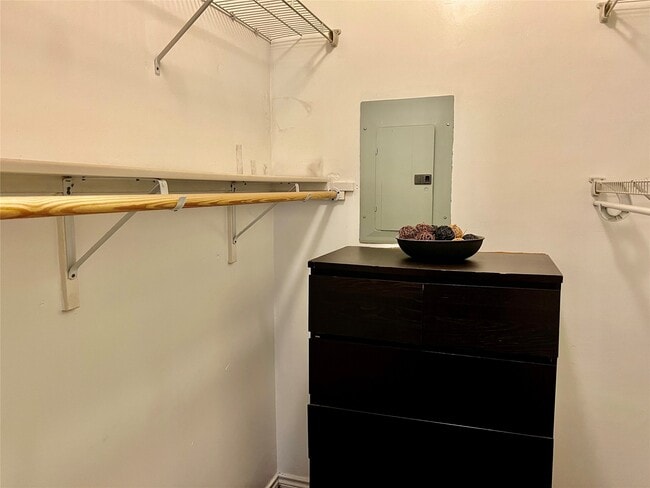 Building Photo - 10047 Westpark Dr