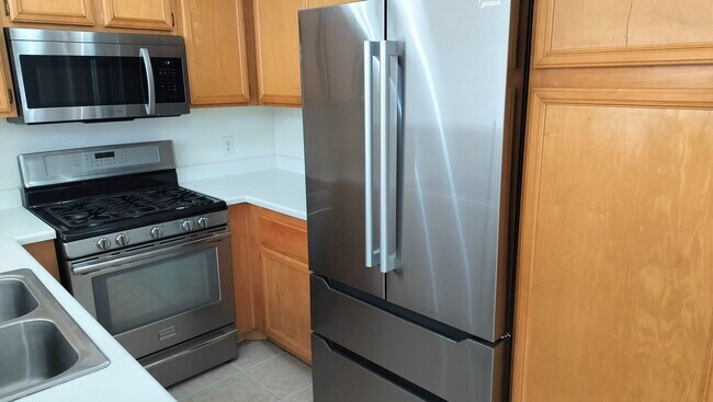 Building Photo - Townhome with Loft + Two Bedrooms/Baths - Designed for Comfort in Gated Community