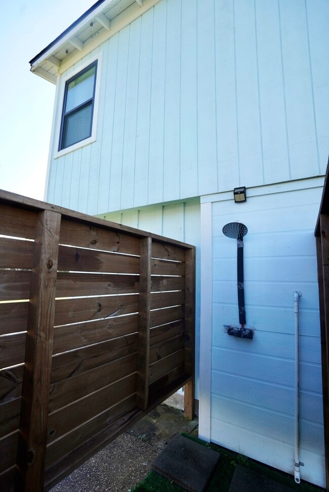 Building Photo - 4027 Surf Dr